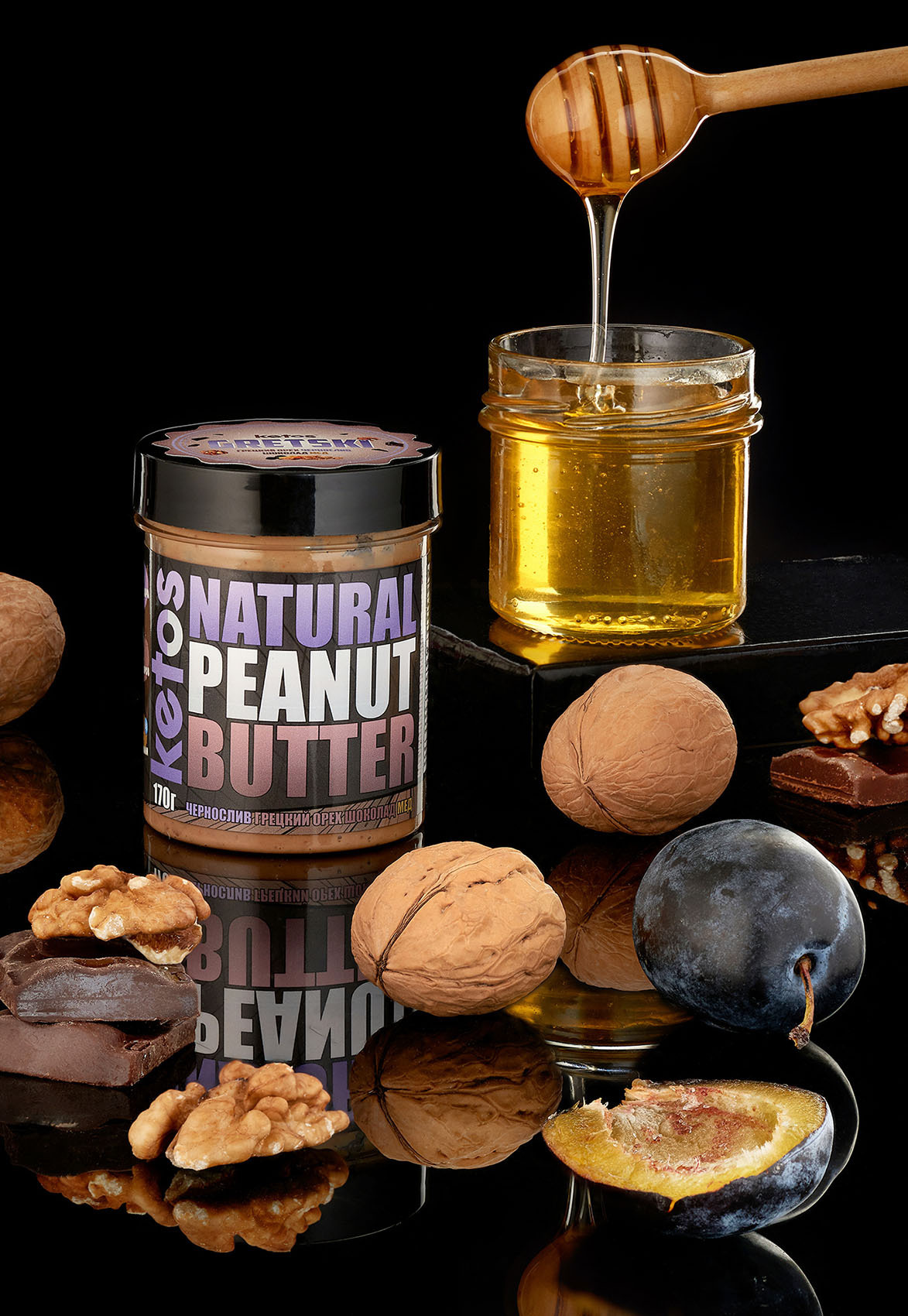 Имиджевая фотография баночки арахисовой пасты с медом на черном фоне для фирмы Ketos