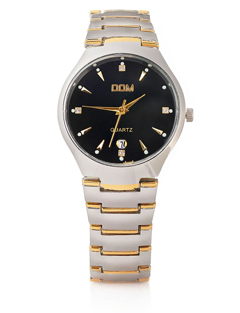 Наручные часы с металлическим браслетом установлены вертикально  на белом фоне