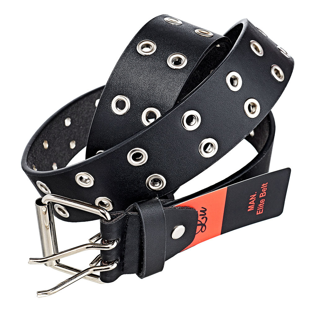 Чёрный ремень с металлической фурнитурой хаотично свёрнут, фон белый