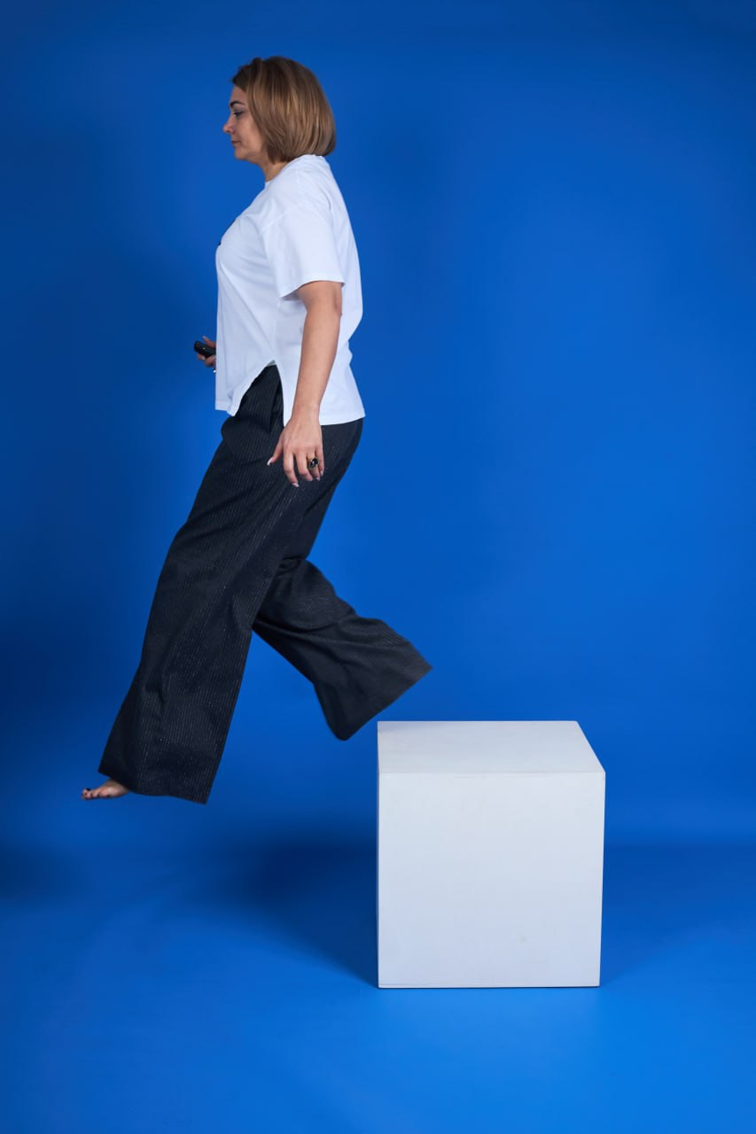 Автопортретная #5 Фотостудия с голубым фоном девушка шагает с белого куба
