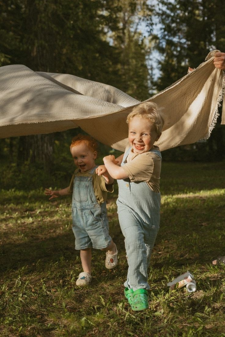 Радостные дети летом