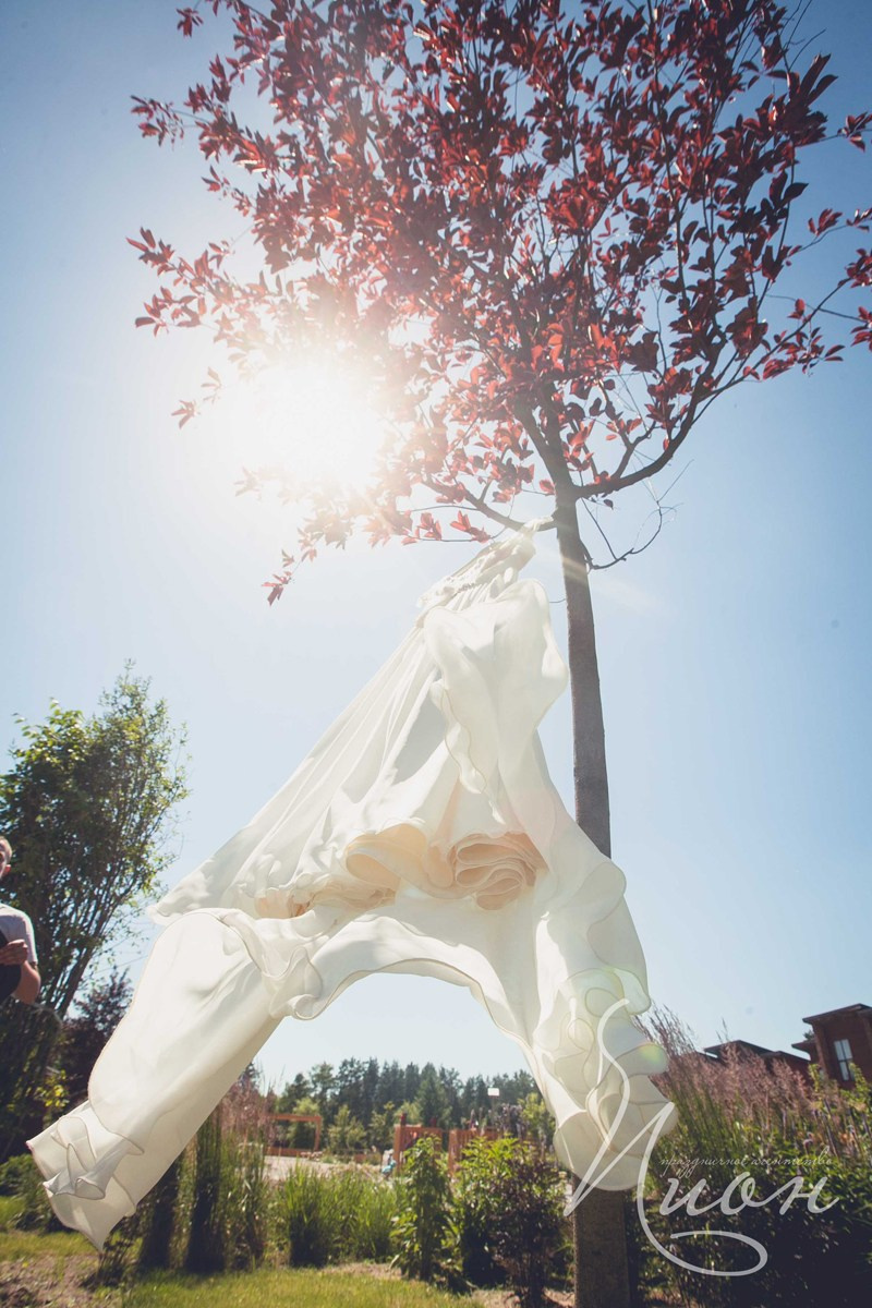 Летнаяя свадьба в Подмосковье в Артиленде. Праздничное агентство ПИОН