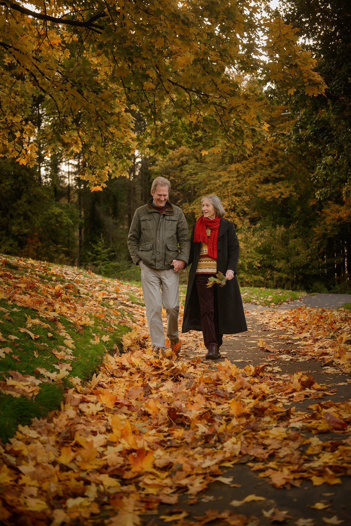 Photo session for a couple in a local autumn Scotland park. Elena Carruthers family photographer in Scotland (Edinburgh, Glasgow)
