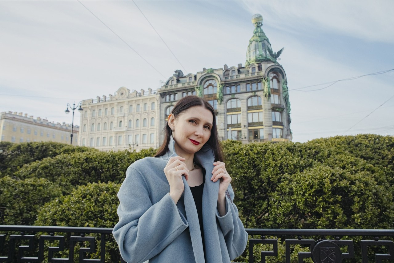 Портрет на фоне Дома Зингера