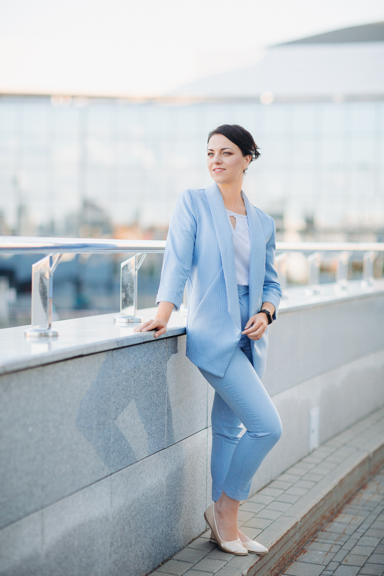 Деловой портрет для девушек и женщин в городской среде Минска. Автор —. Профессиональный свадебный фотограф в Минске Антон Кузнецов