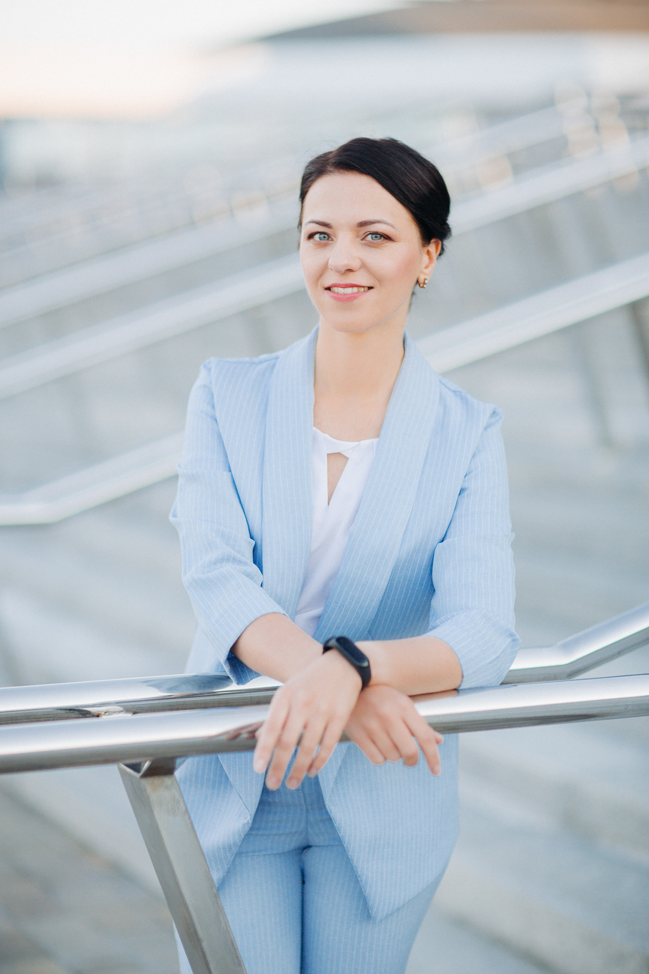 Деловой портрет для девушек и женщин в городской среде Минска. Автор —. Профессиональный свадебный фотограф в Минске Антон Кузнецов