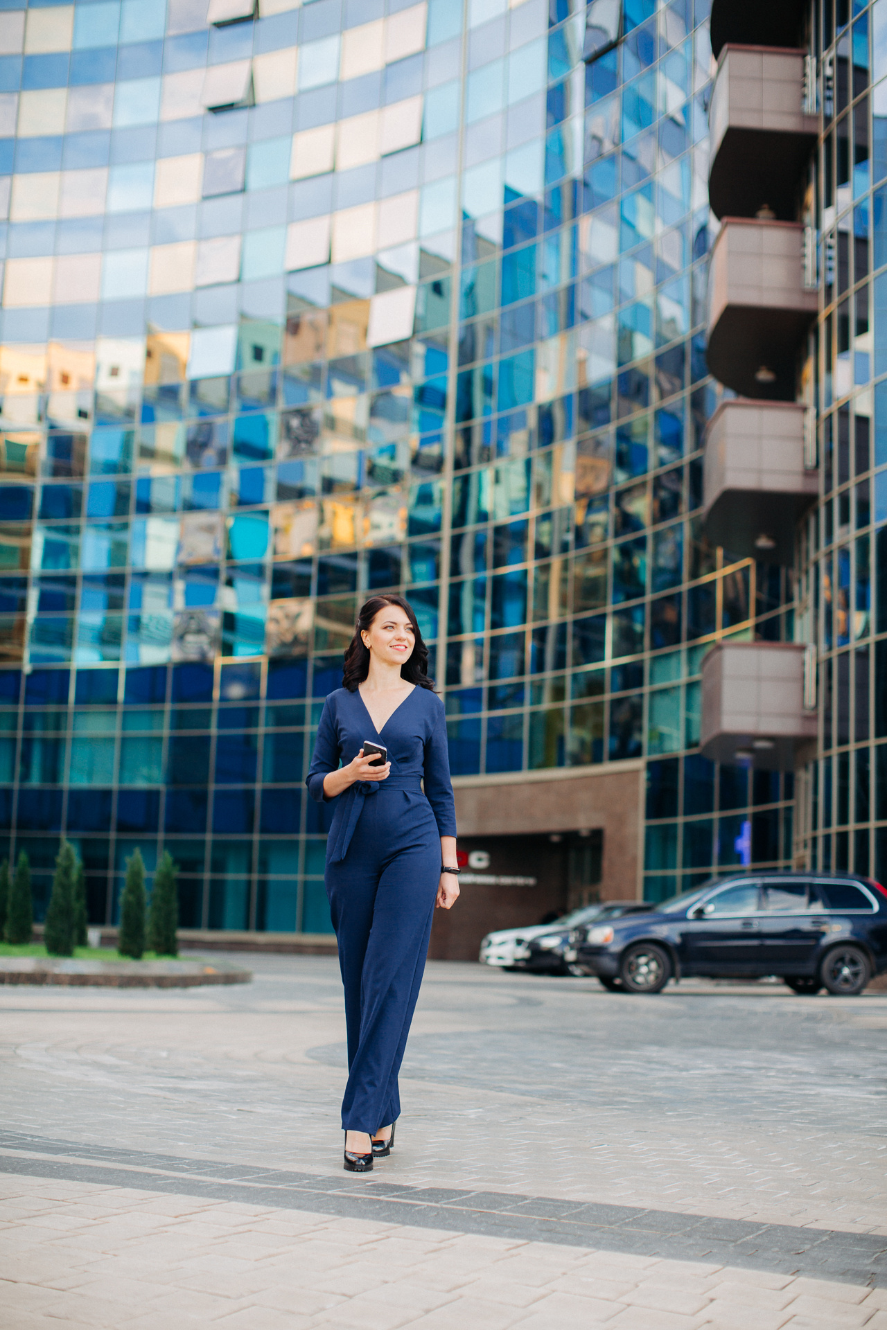 Деловой портрет для девушек и женщин в городской среде Минска. Автор —. Профессиональный свадебный фотограф в Минске Антон Кузнецов