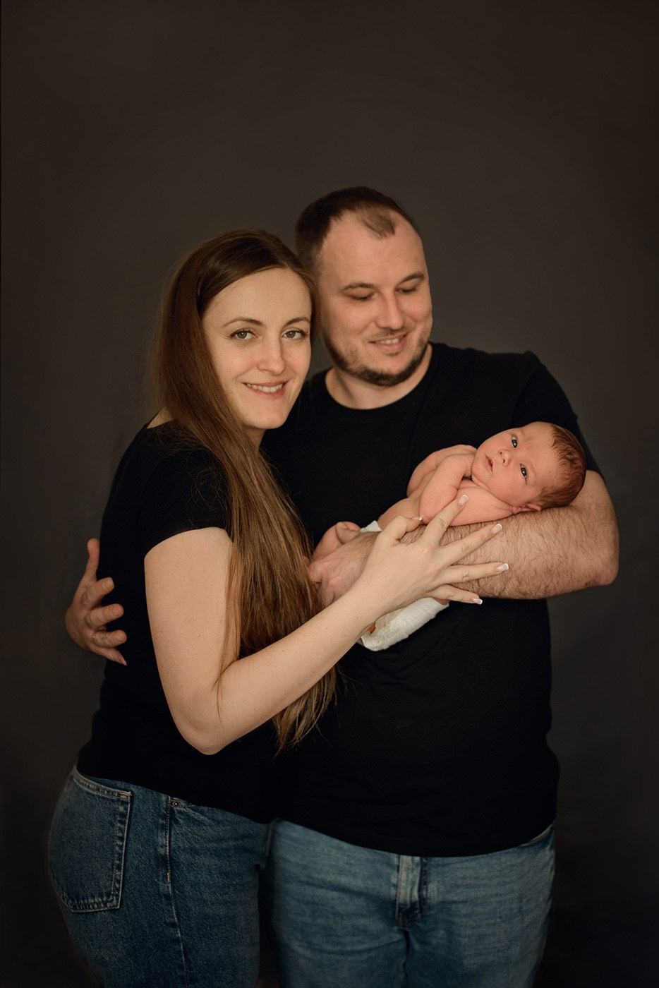 A family photo shoot at home, a family with a newborn baby. Photographer Elena Carruthers, Scotland