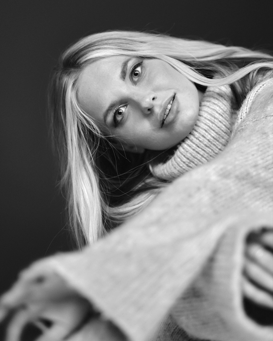 Художественный чёрно-белый портрет женщины крупным планом