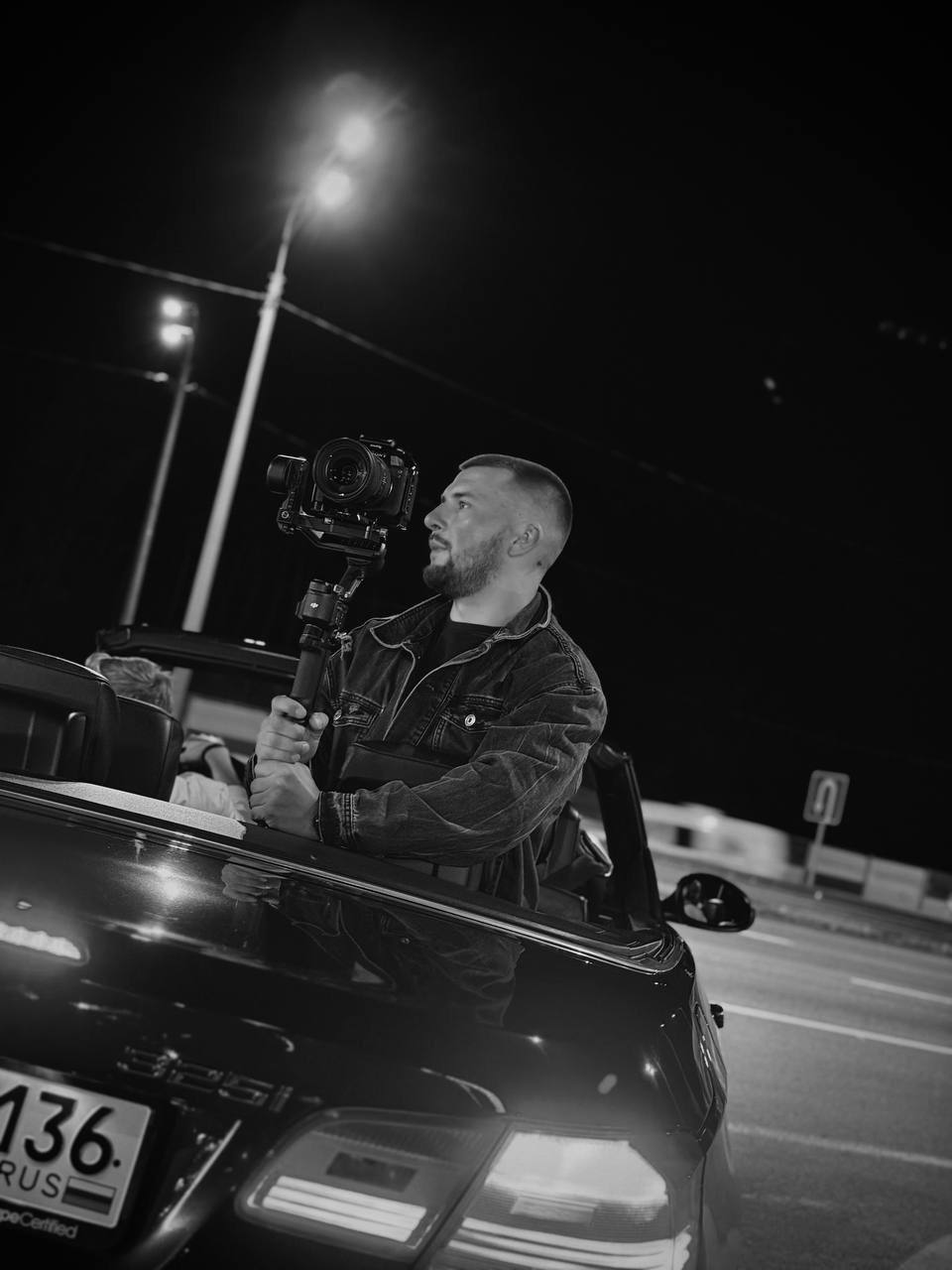 Фотограф и видеограф Максим Карпов за работой семка с авто в движении ночью