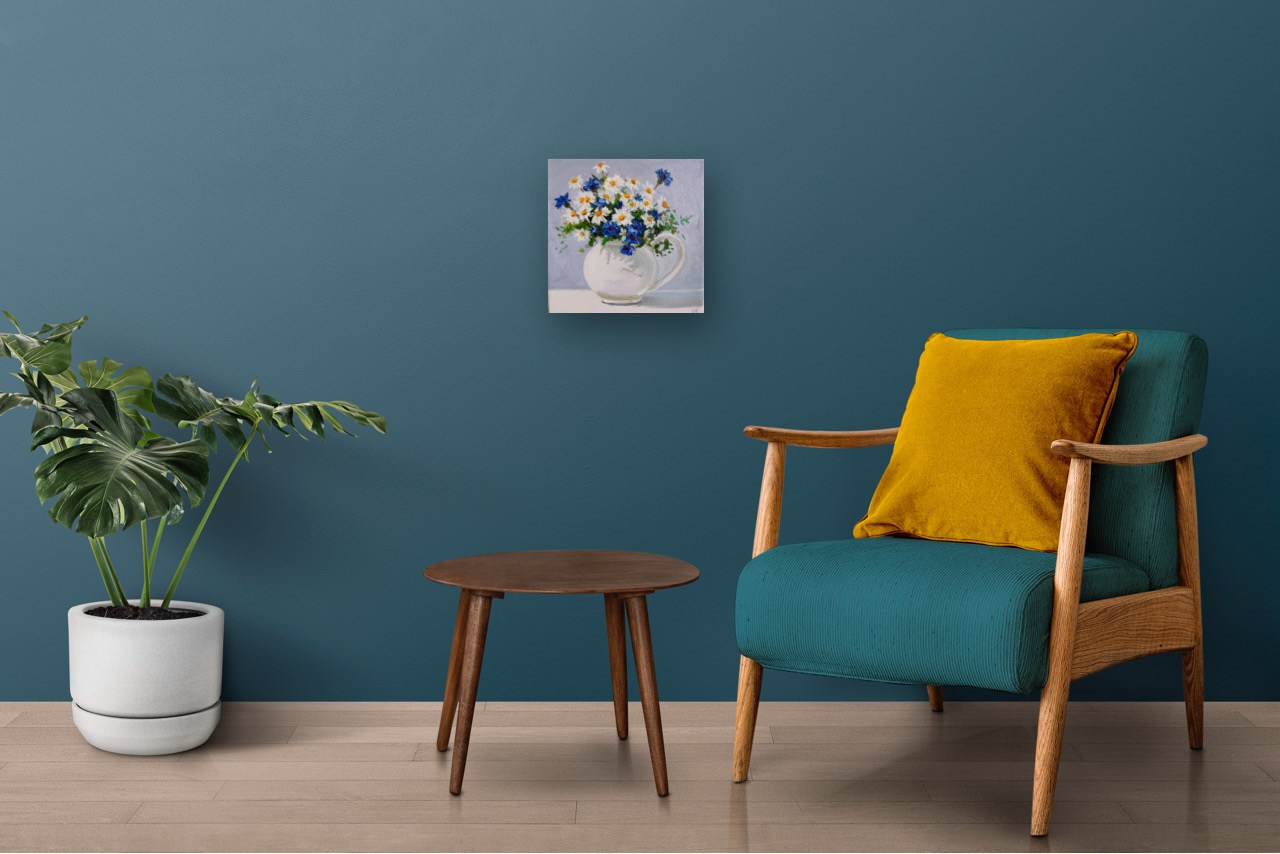 Авторская картина с цветами на холсте в интерьере