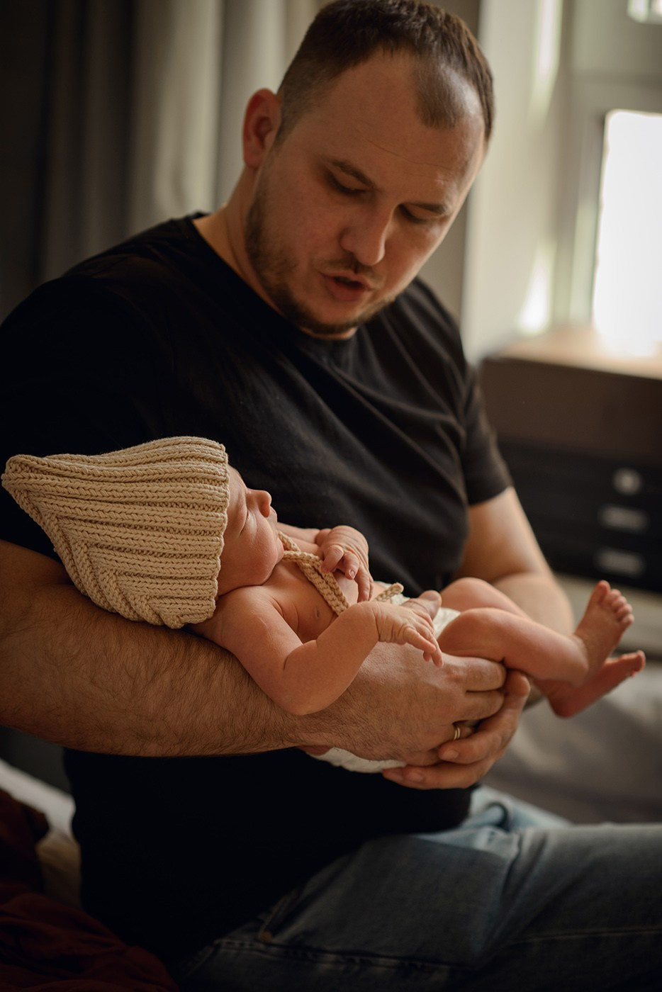 A family photo shoot at home, a family with a newborn baby. Photographer Elena Carruthers, Scotland