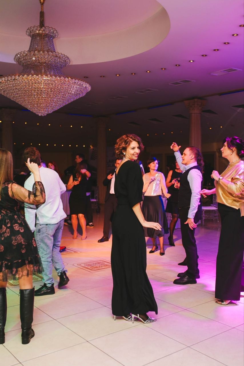 Ведущий + диджей + 1 из 8 моих услуг в подарок!