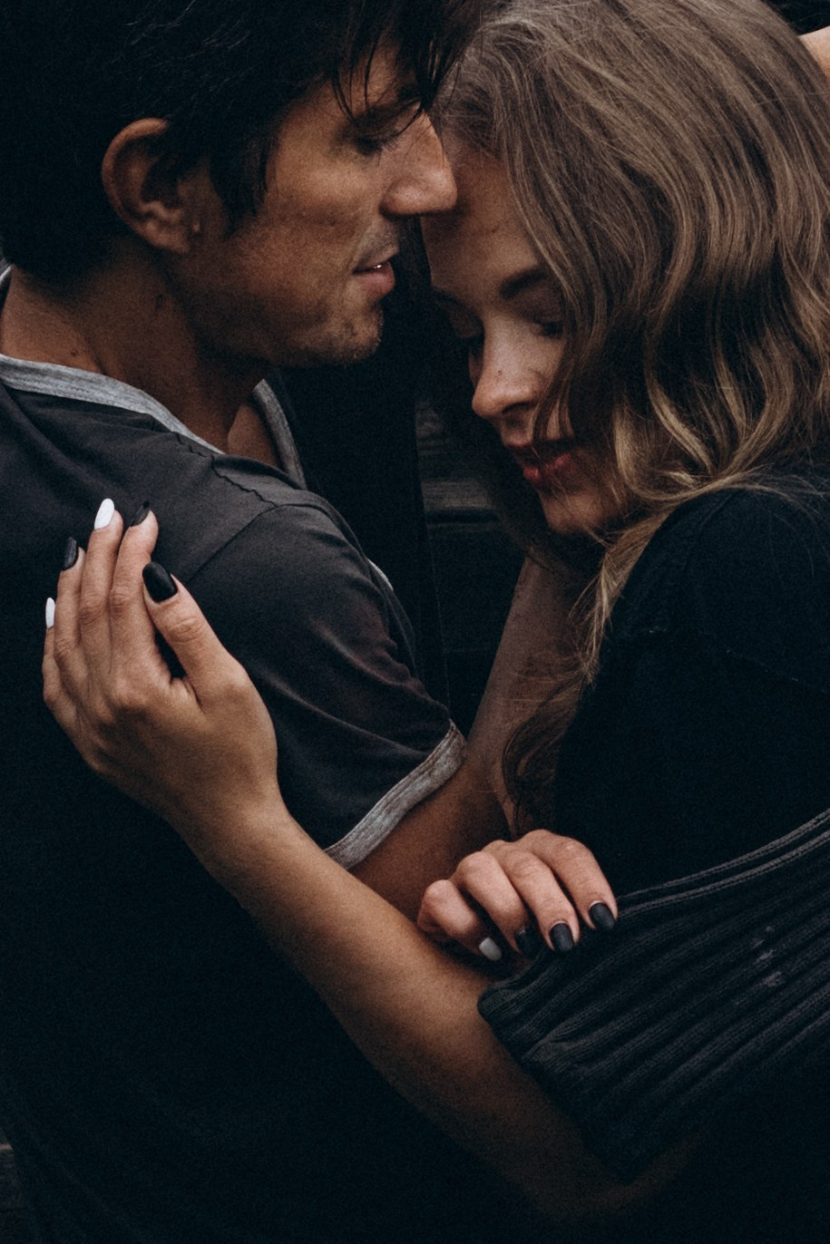 Обнимающаяся пара