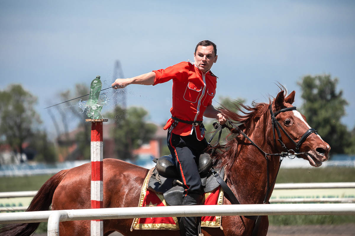 Скачки в честь Дня Победы на Краснодарском ипподроме. Кубанское казачье войско. Сценический и портретный фотограф Галина Макарова