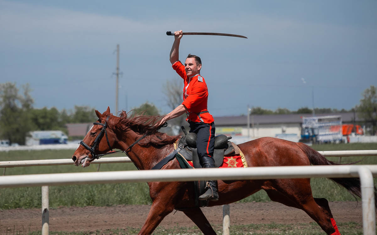 Скачки в честь Дня Победы на Краснодарском ипподроме. Кубанское казачье войско. Сценический и портретный фотограф Галина Макарова