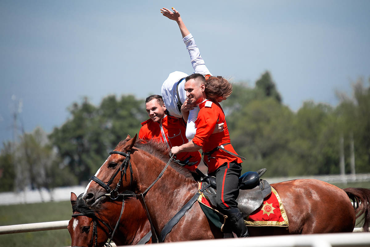 Скачки в честь Дня Победы на Краснодарском ипподроме. Кубанское казачье войско. Сценический и портретный фотограф Галина Макарова