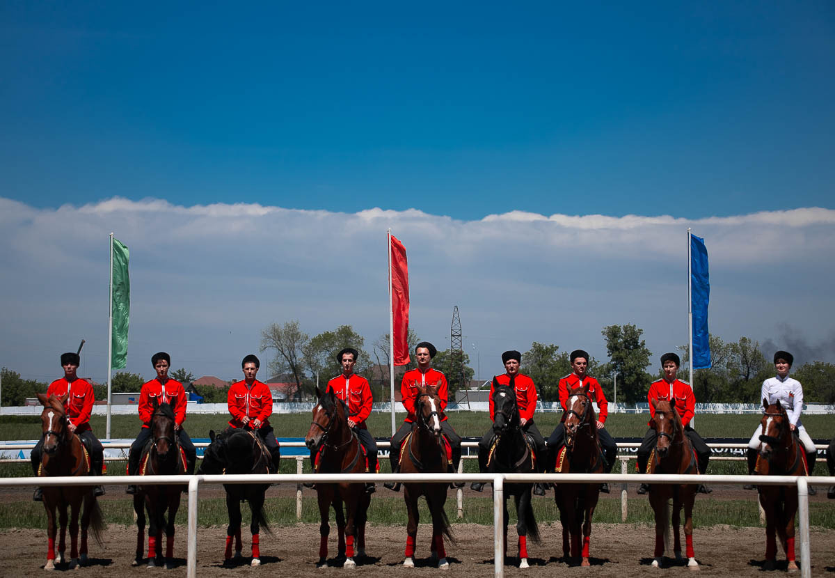 Скачки в честь Дня Победы на Краснодарском ипподроме. Кубанское казачье войско. Сценический и портретный фотограф Галина Макарова