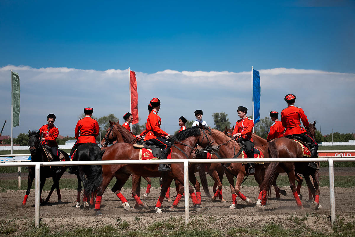 Скачки в честь Дня Победы на Краснодарском ипподроме. Кубанское казачье войско. Сценический и портретный фотограф Галина Макарова