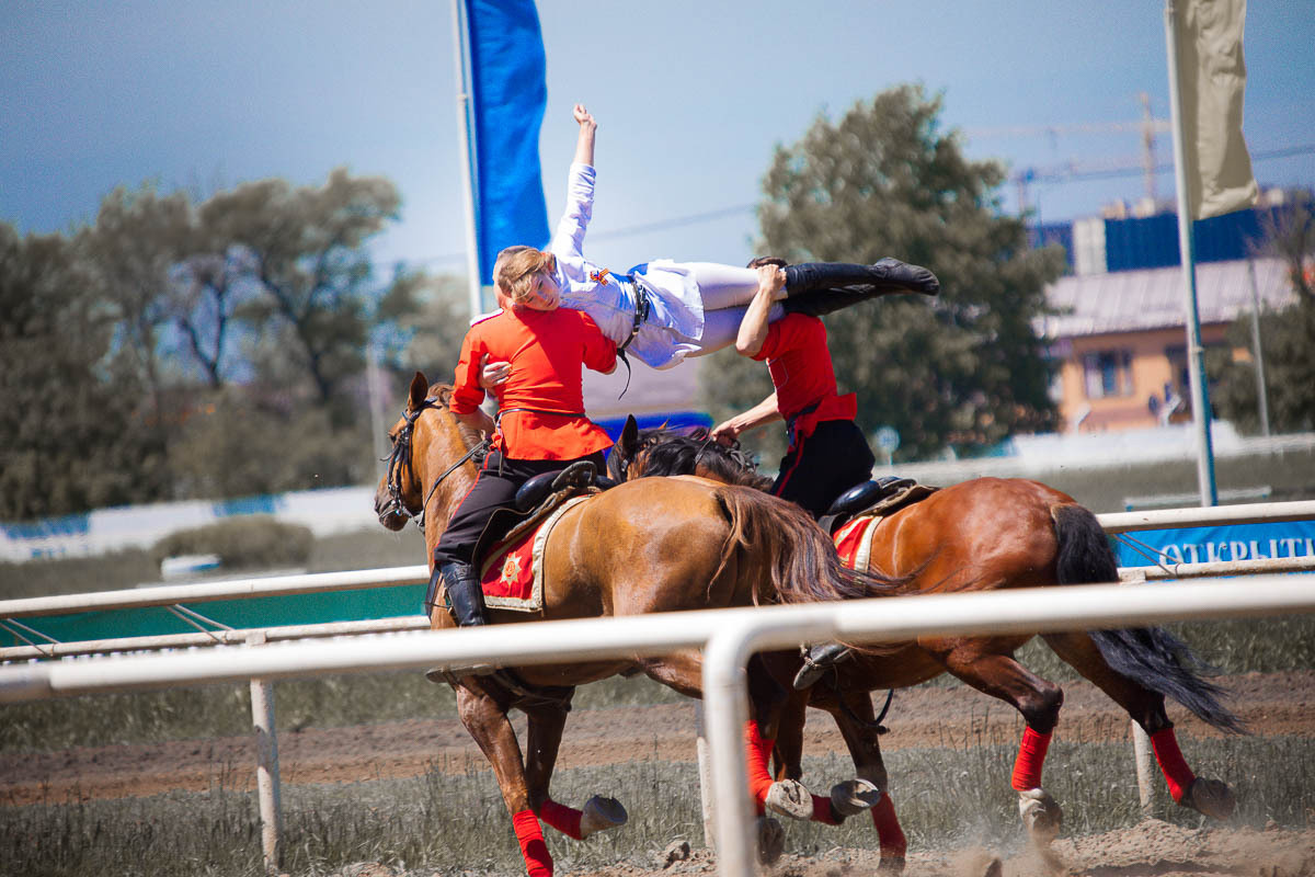 Скачки в честь Дня Победы на Краснодарском ипподроме. Кубанское казачье войско. Сценический и портретный фотограф Галина Макарова