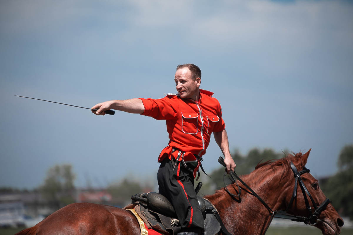 Скачки в честь Дня Победы на Краснодарском ипподроме. Кубанское казачье войско. Сценический и портретный фотограф Галина Макарова