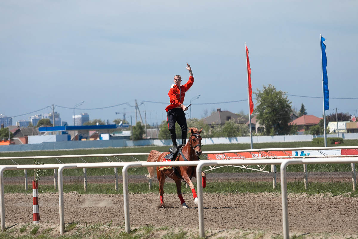 Скачки в честь Дня Победы на Краснодарском ипподроме. Кубанское казачье войско. Сценический и портретный фотограф Галина Макарова