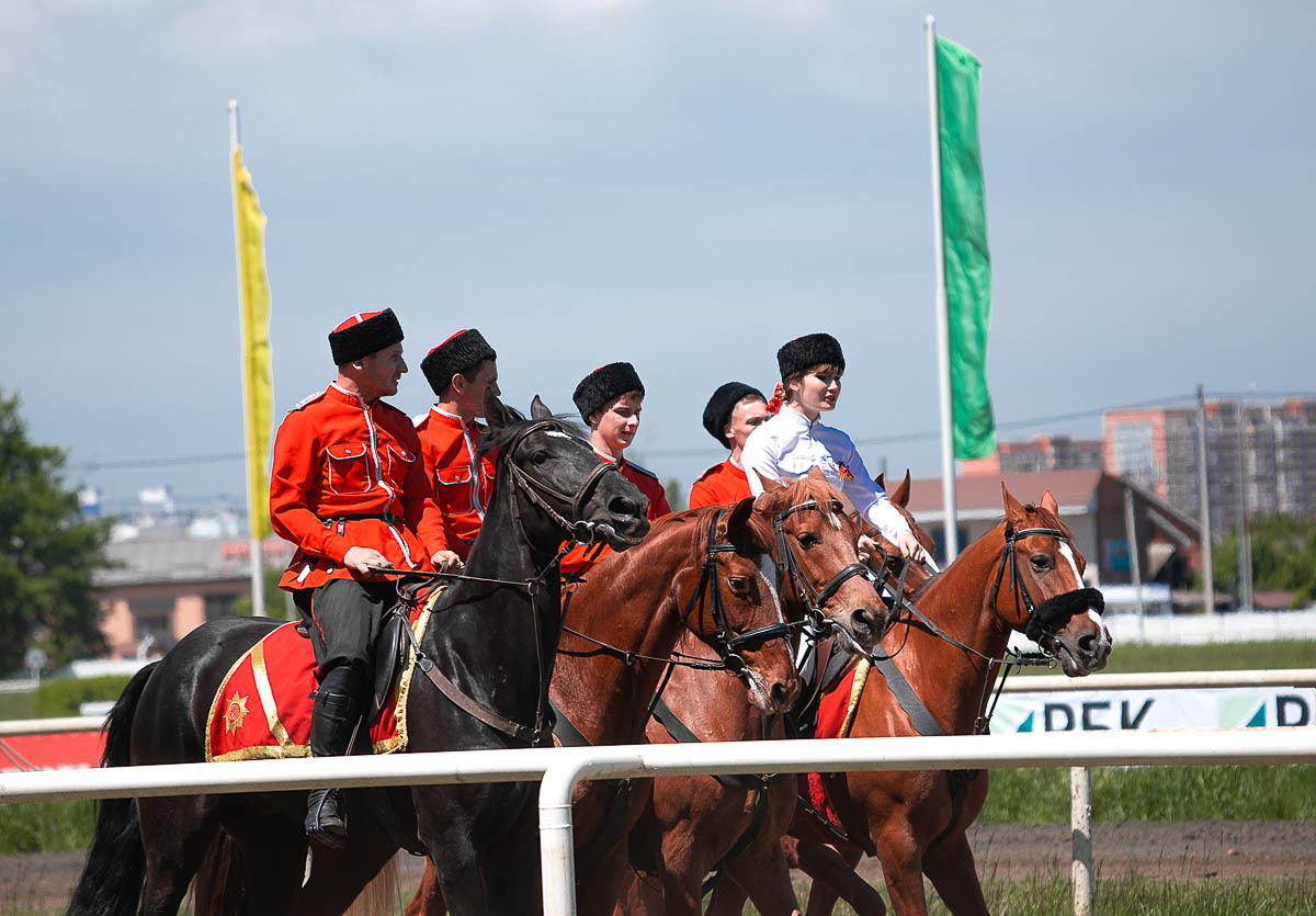 Скачки в честь Дня Победы на Краснодарском ипподроме. Кубанское казачье войско. Сценический и портретный фотограф Галина Макарова