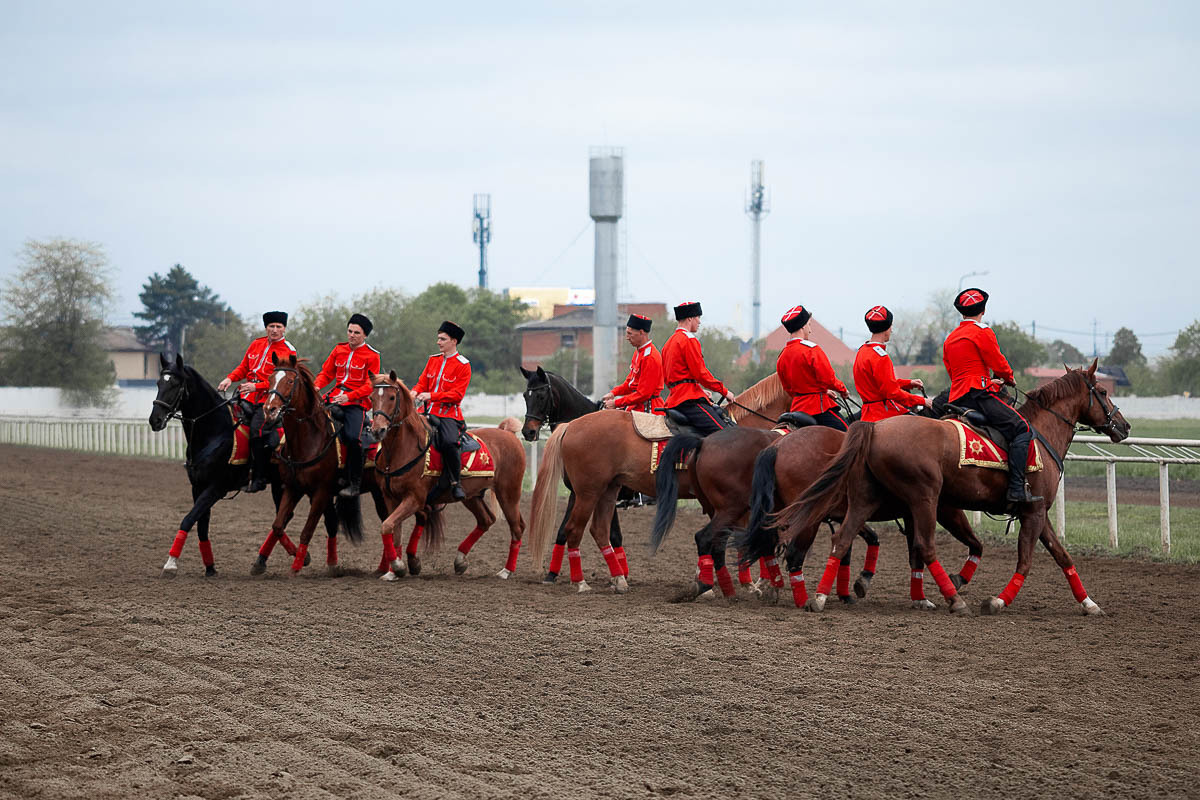 Скачки в честь Дня Победы на Краснодарском ипподроме. Кубанское казачье войско. Сценический и портретный фотограф Галина Макарова
