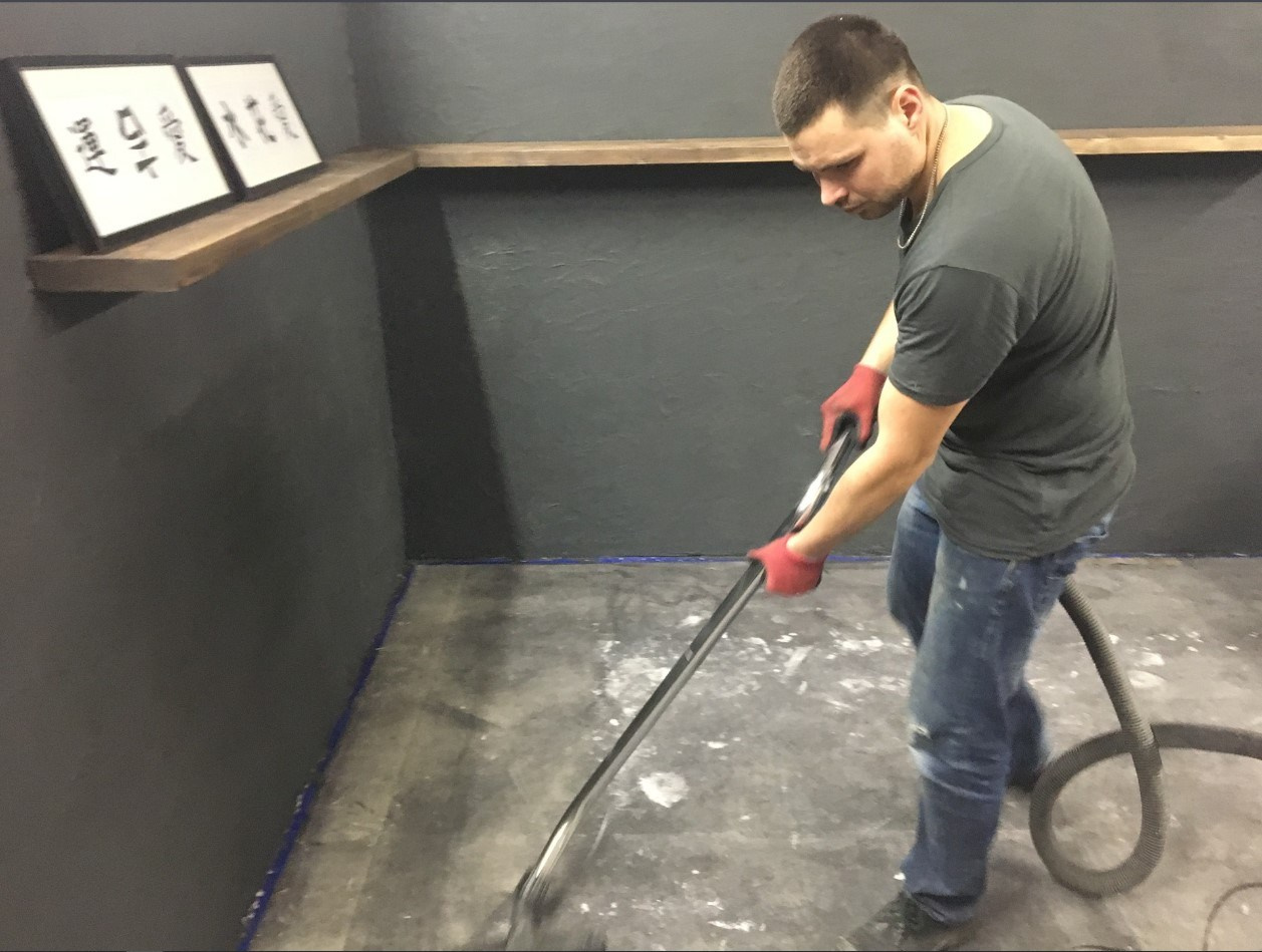 Подготовка интерьерной сцены для фотосессии сантехники — студийная сборка