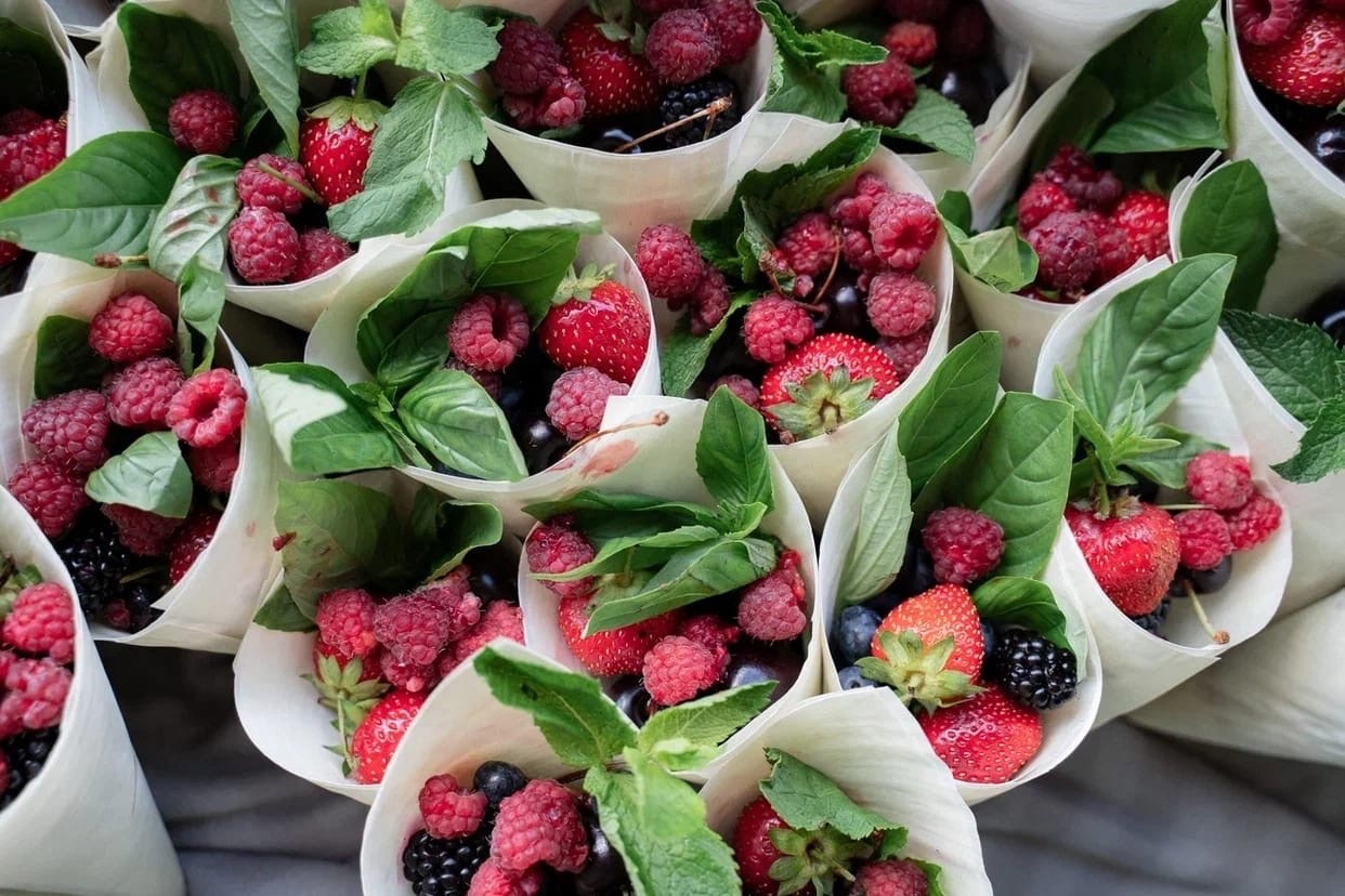 Ягодный чемоданчик. Кейтеринг Royal Catering | По Москве и Московской области организуем р