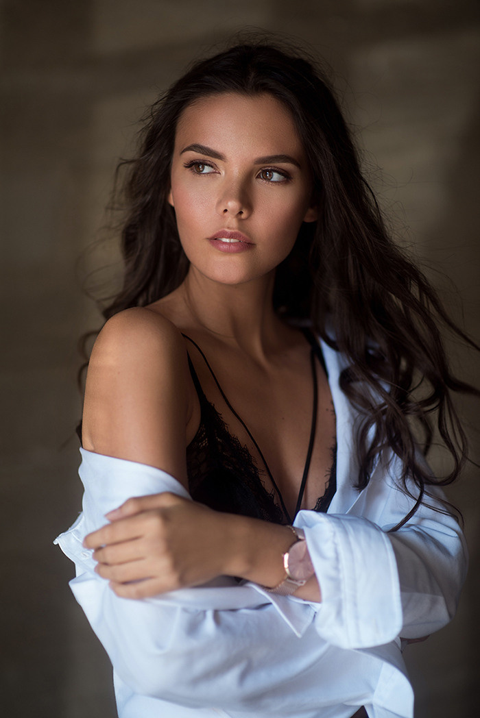 фотосессия девушки в рубашке и черном белье - портрет