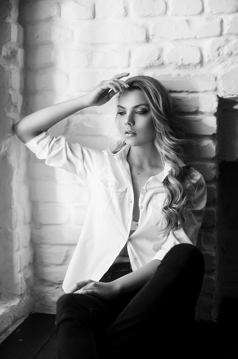 Фотосессия в черно-белом исполнении, девушка у окна
