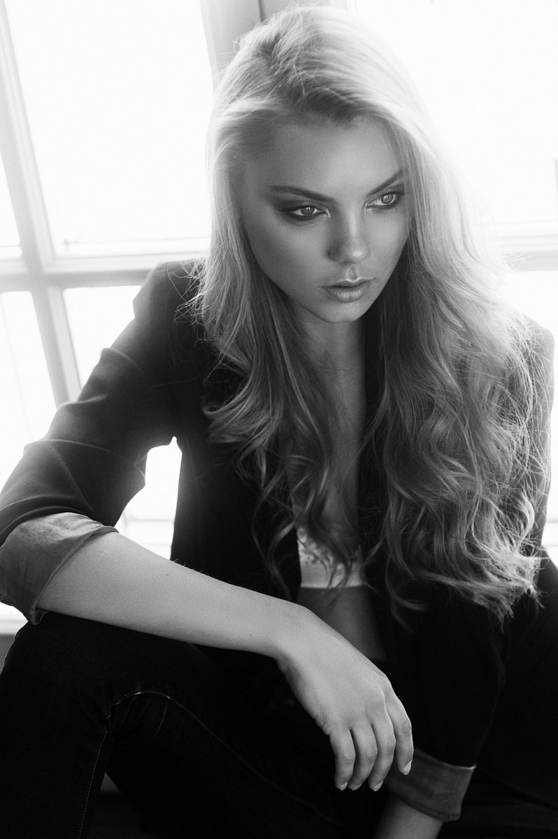 Портретная индивидуальная фотосессия в чб, черно-белая фотография девушки