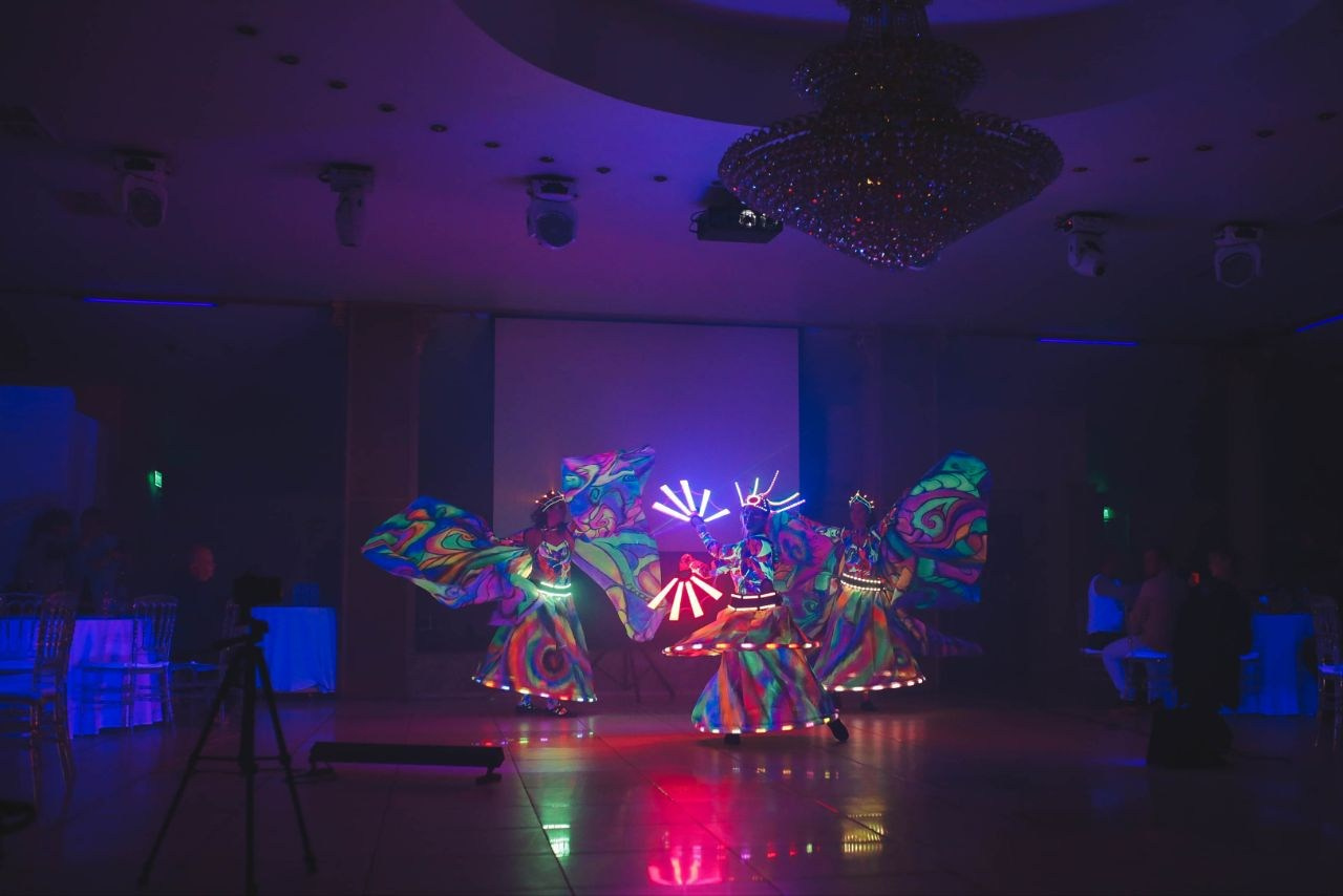 Ведущий + диджей + 1 из 8 моих услуг в подарок!