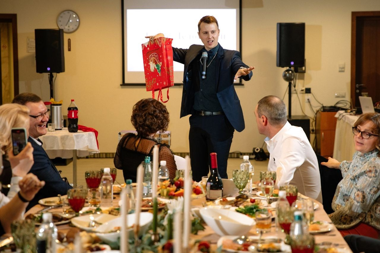 Ведущий + диджей + 1 из 8 моих услуг в подарок!