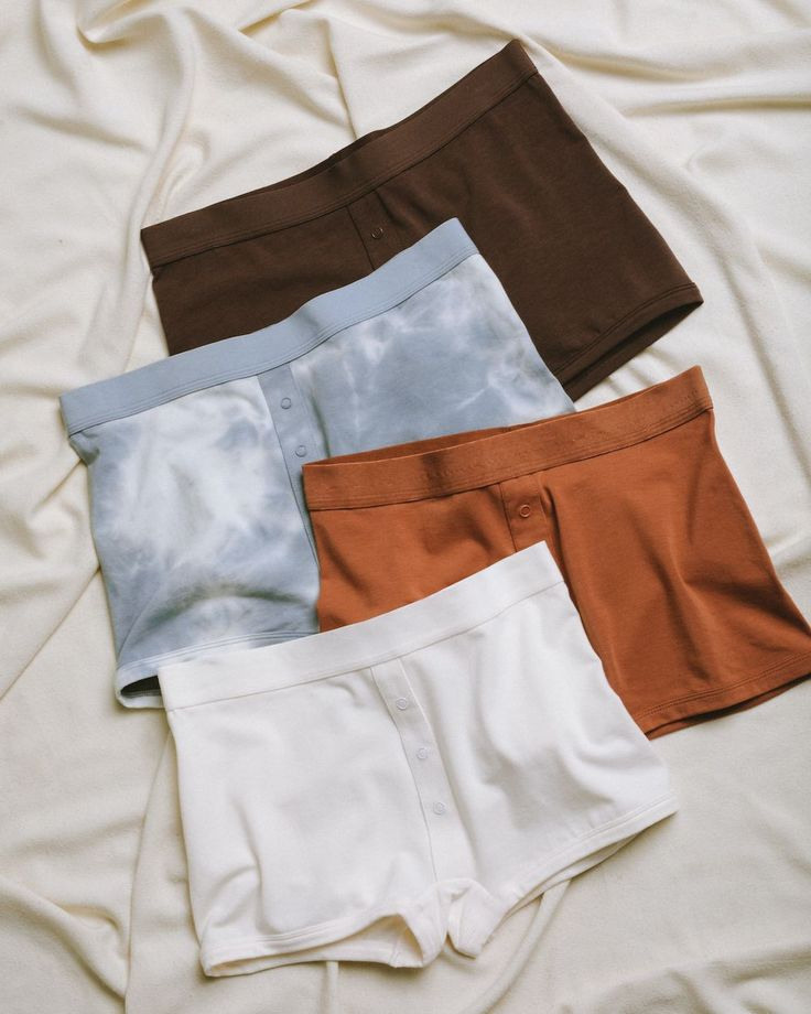 Креативная съемка для демонстрации разнообразия моделей мужских трусов