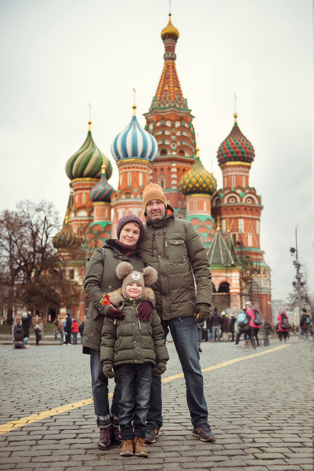 family photo shoot walking in the city. New Year Christmas photoshoot (Photographer in Edinburgh Elena Carruthers)