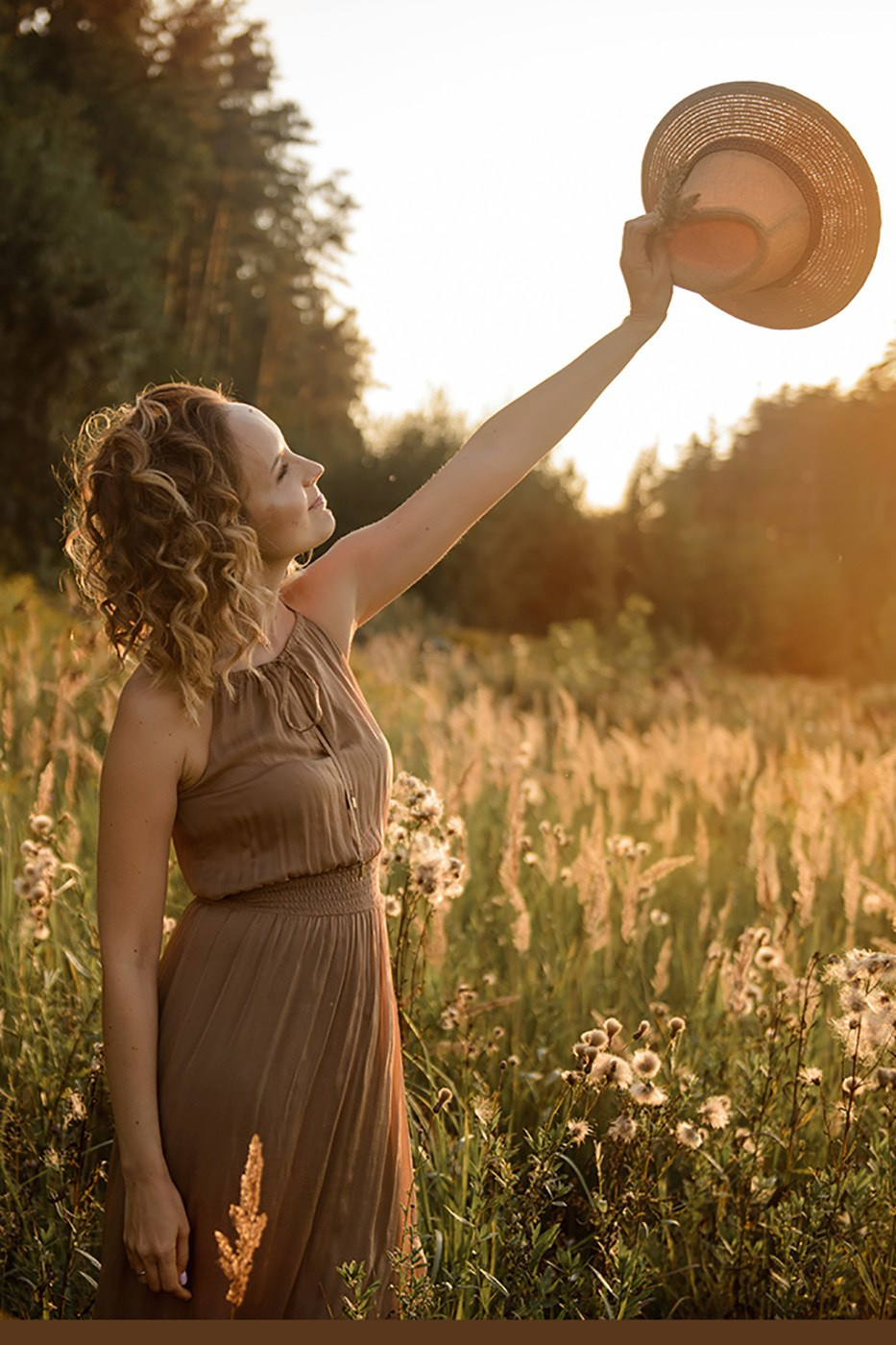A photo shoot for a woman l in the field. Sunset photo shoot for a girl Curly hair style. (photographer in Edinburgh Elena)