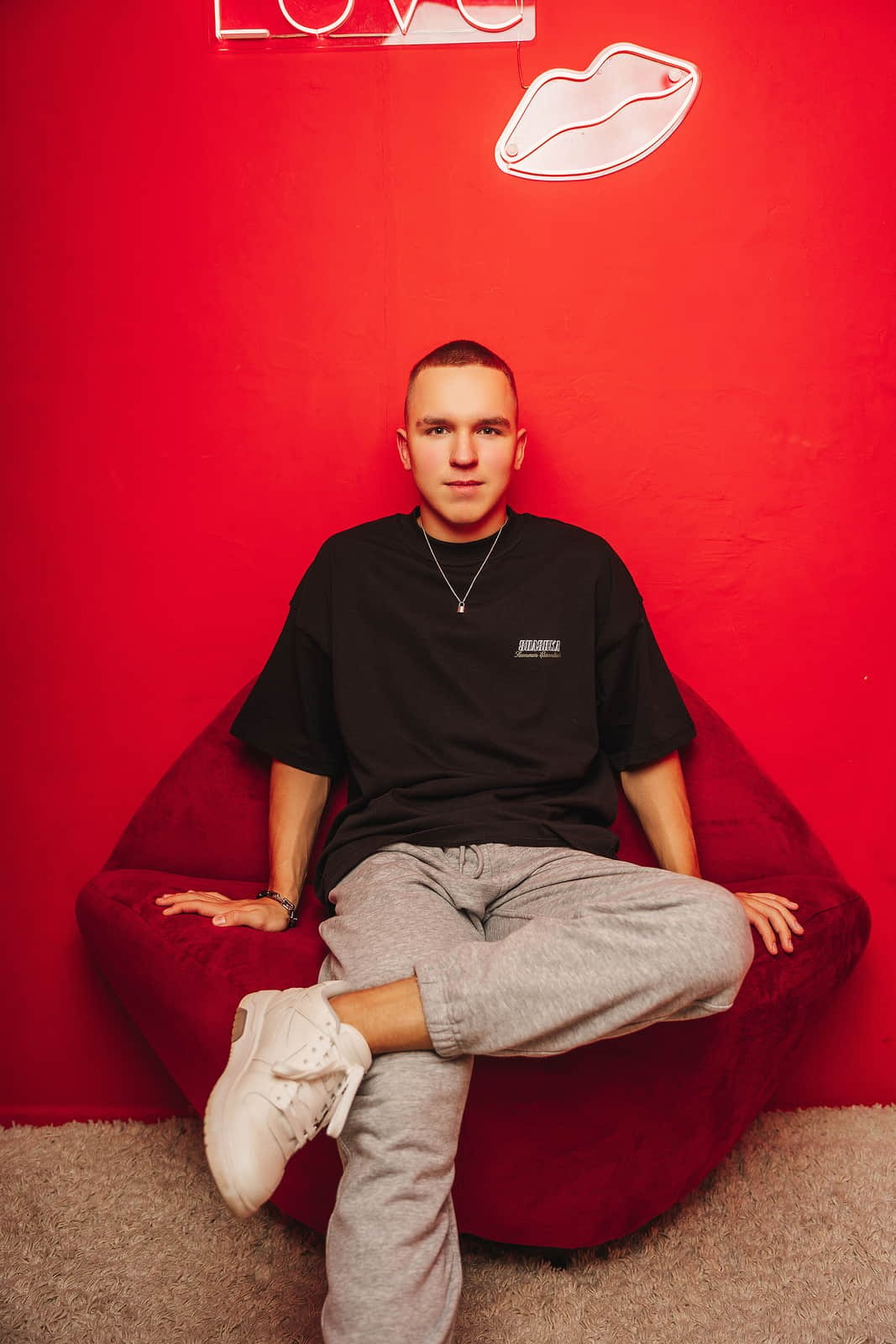 стильный портрет в красной локации фотостудия красноярск