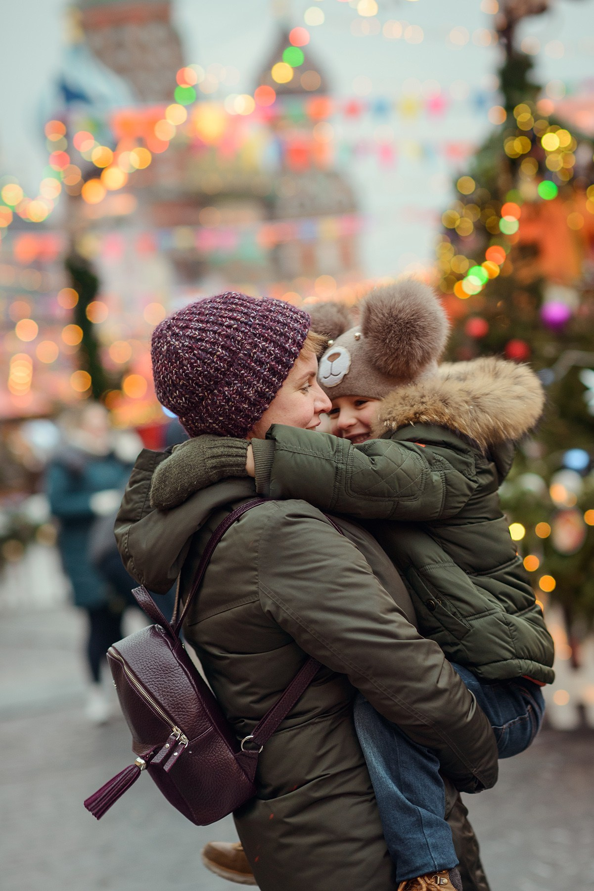 family photo shoot walking in the city. New Year Christmas photoshoot (Photographer in Edinburgh Elena Carruthers)