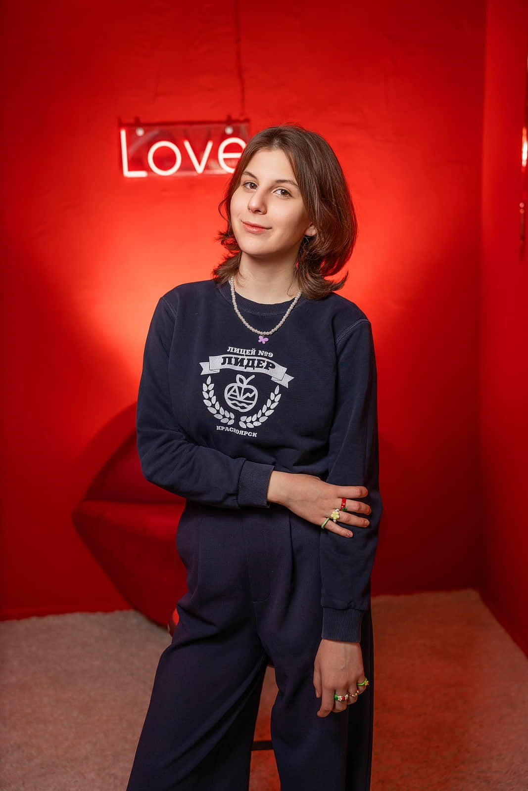 стильный портрет в красной локации фотостудия красноярск