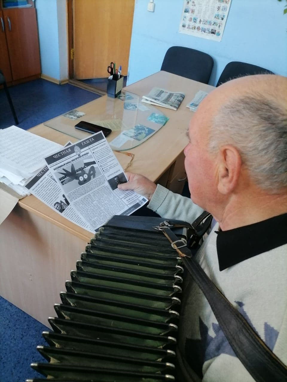 Readers (2022). Künstler Verstecktoff
