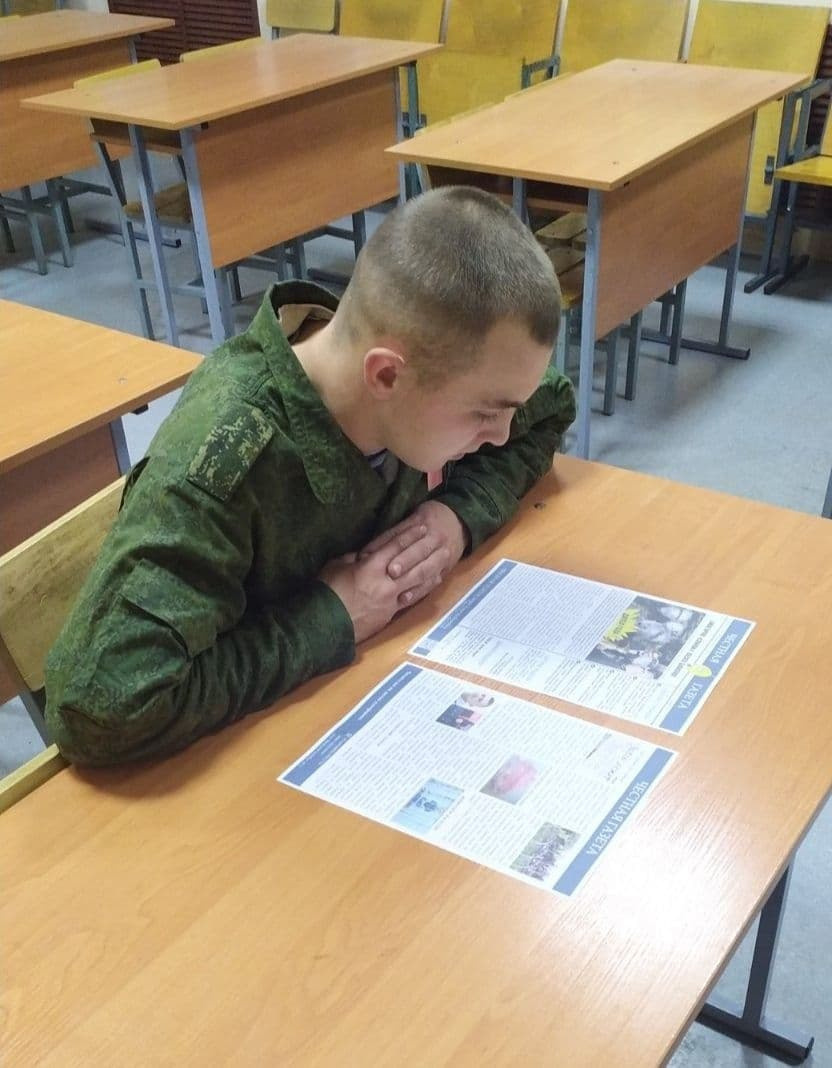 Readers (2022). Künstler Verstecktoff