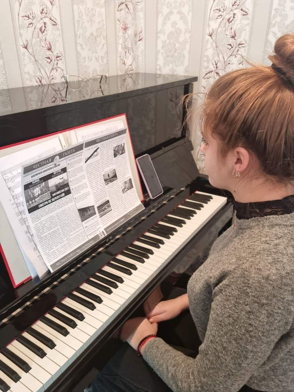 Readers (2022). Künstler Verstecktoff