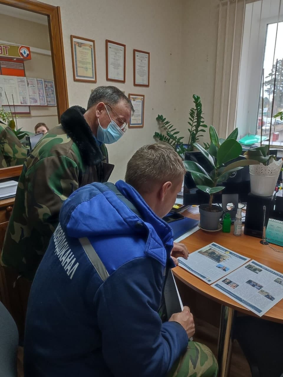Readers (2022). Künstler Verstecktoff