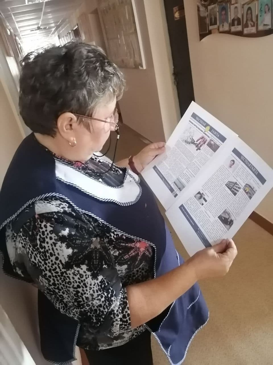 Readers (2022). Künstler Verstecktoff