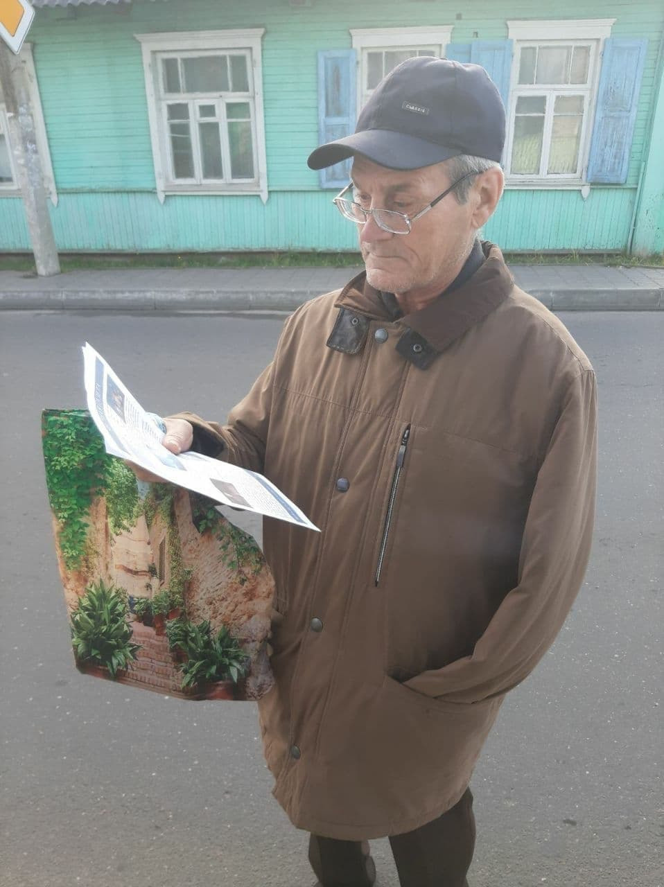 Readers (2022). Künstler Verstecktoff