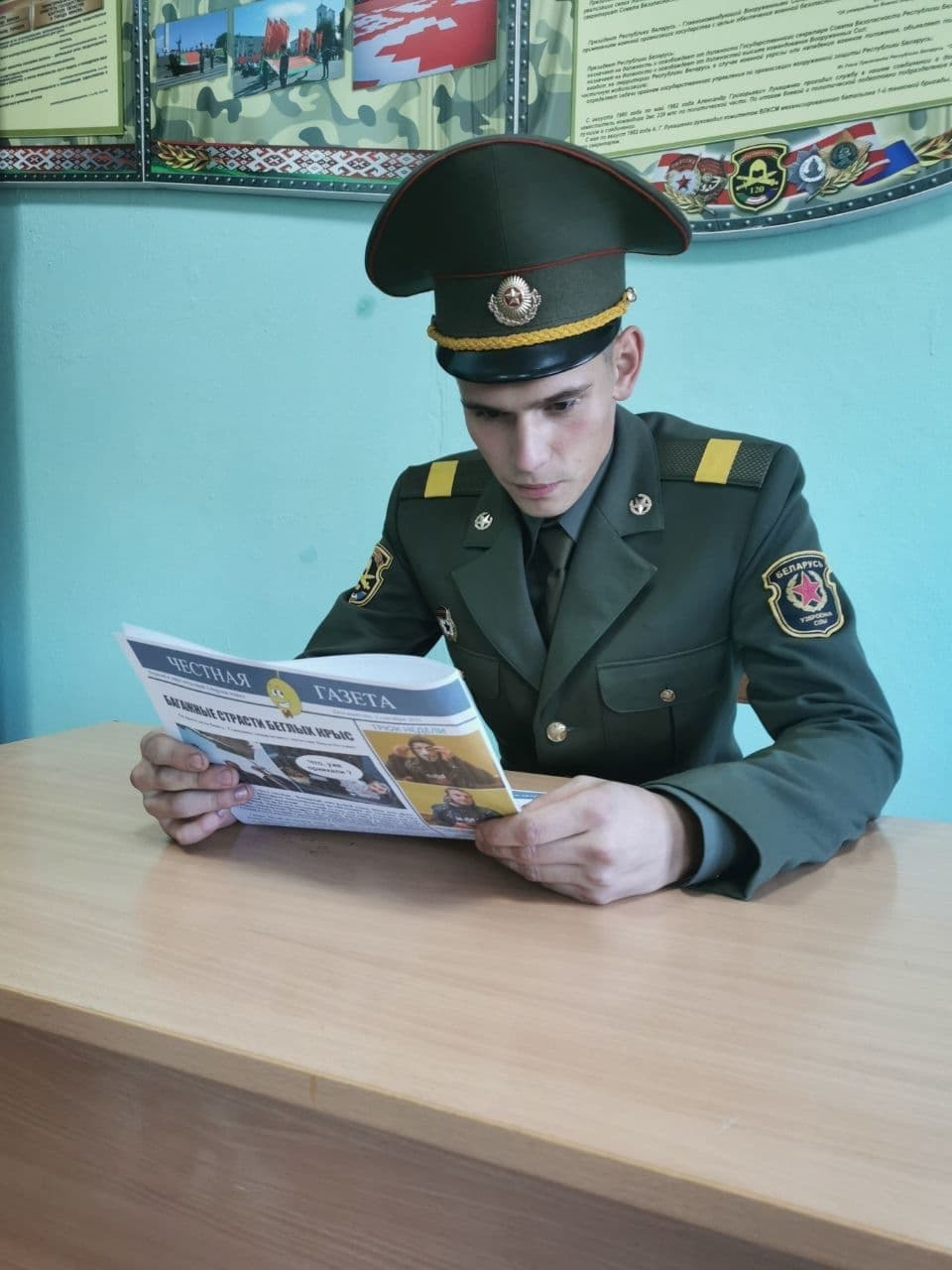 Readers (2022). Künstler Verstecktoff