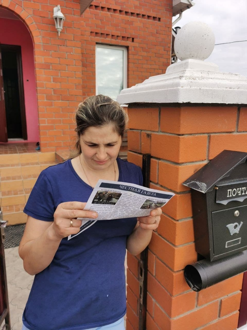 Readers (2022). Künstler Verstecktoff