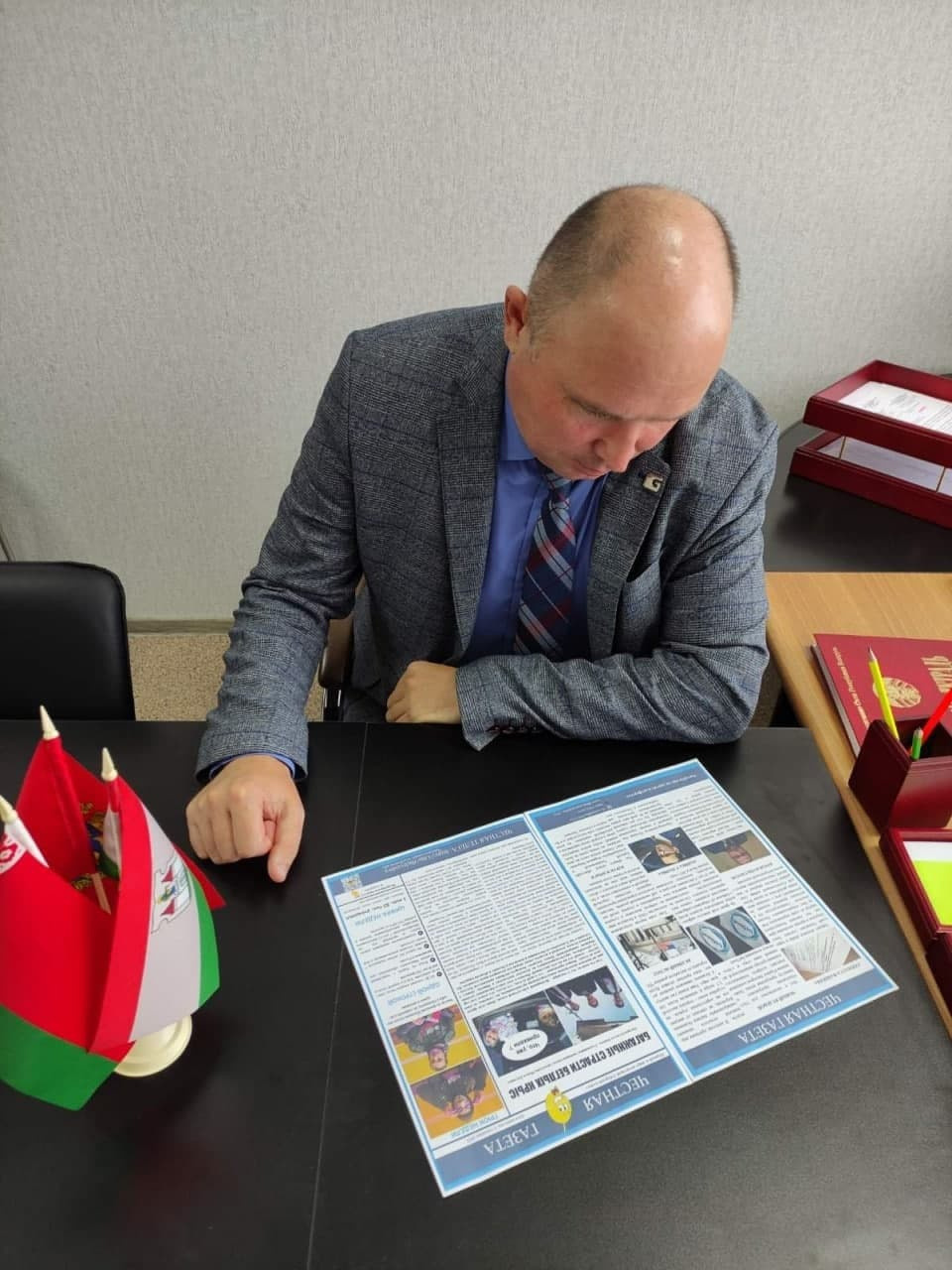 Readers (2022). Künstler Verstecktoff